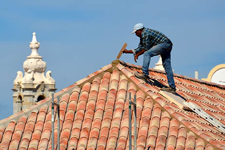 homme travaillant sur une toiture