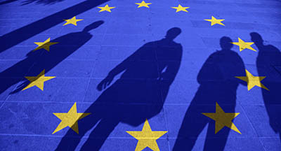 ombres de personnes sur drapeau européen