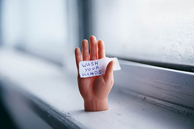 main en plastique avec étiquette wash your hands