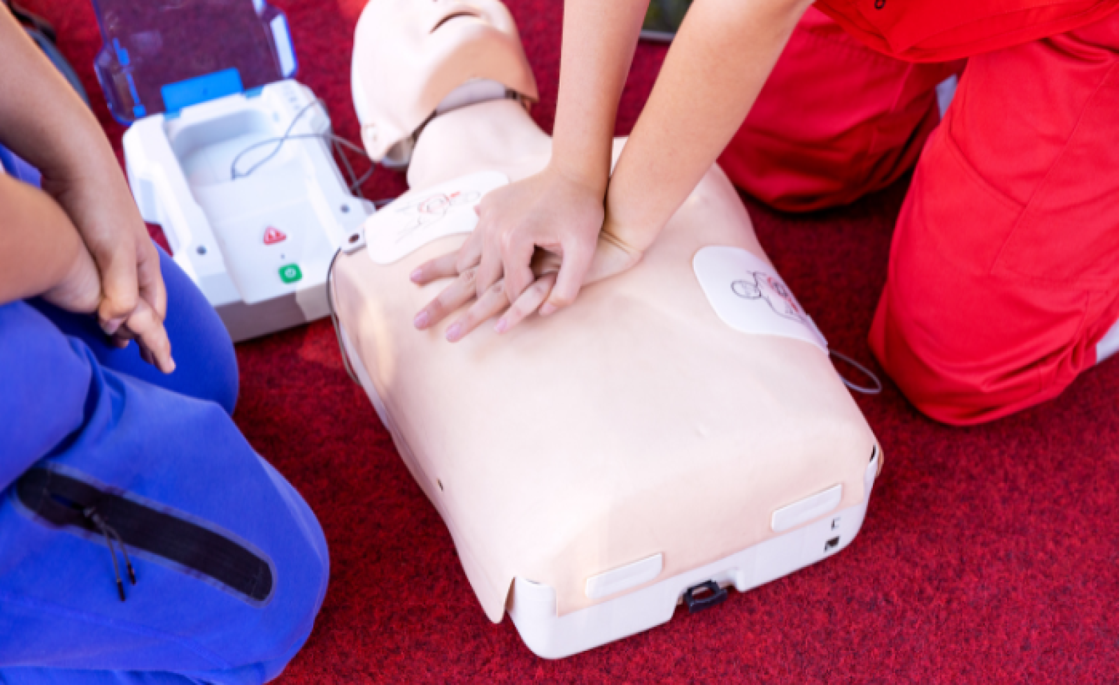 LIANCE Solutions & Conseils _ Formation prévention des risques Utiliser un Défibrillateur automatisé externe (DAE)